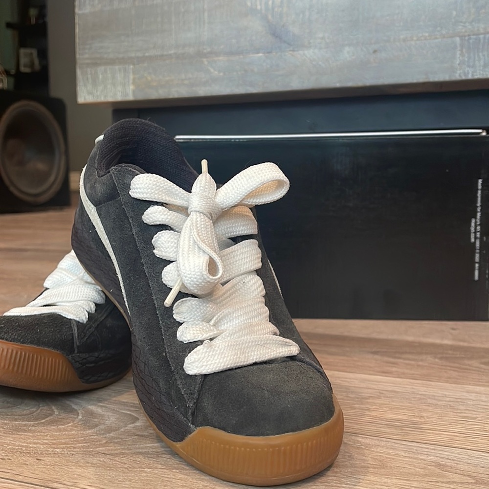 Size 8 in men’s, super comfortable, awesome purchase, and worn them twice!